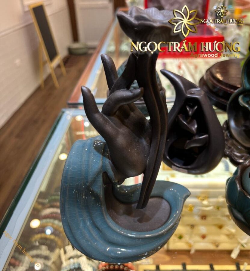 Thác khói trầm hương từ gốm Bát tràng