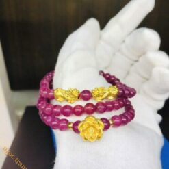 Vòng tay đá Ruby 6li cuốn 3 vòng tay mix charm vàng
