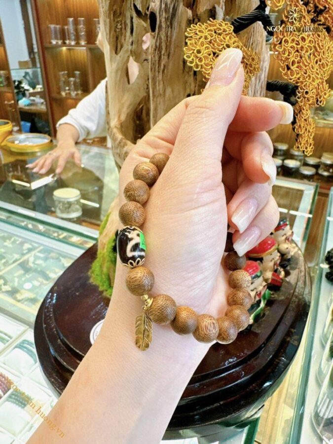 vong-tram-toc-viet-nam-mix-dzi-va-charm-vang-24k-1 Vòng trầm tốc Việt Nam mix Dzi và charm vàng 24k
