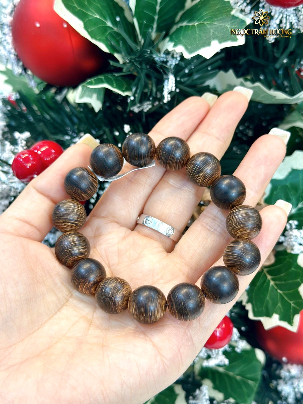 Vòng trầm hương từ thiên nhiên - Ngọc Trầm Hương Vòng trầm sánh ngang14 li (1)